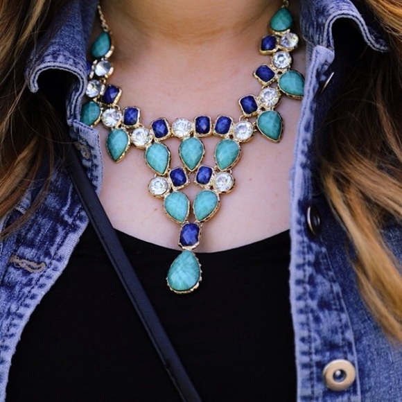 Gorgeous Crystal Necklace With Resin Stones - Picture 3 of 4